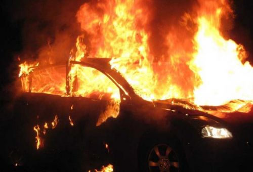 Άγνωστοι έθεσαν φωτιά σε όχημα 25χρονου στην Έγκωμη - Τέθηκε υπό φρούρηση η σκηνή
