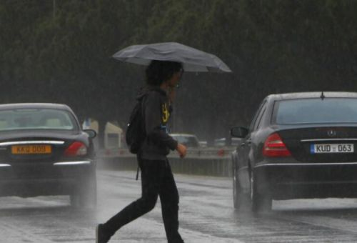 Κλείνει με βροχές ο Ιανουάριος: Πέφτει η θερμοκρασία και έρχονται καταιγίδες