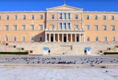 Χαμός στη Βουλή των Ελλήνων: Πιάστηκαν στα χέρια βουλευτές - Δείτε φωτογραφίες
