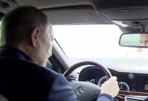 ΒΙΝΤΕΟ: Ο Πούτιν οδηγεί επιδεικτικά στην...