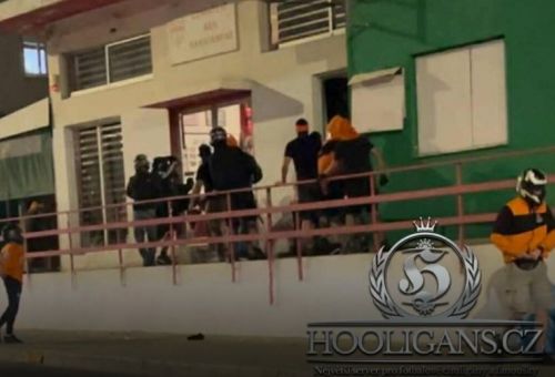 Ντοκουμέντο: Η στιγμή που κουκουλοφόροι ...